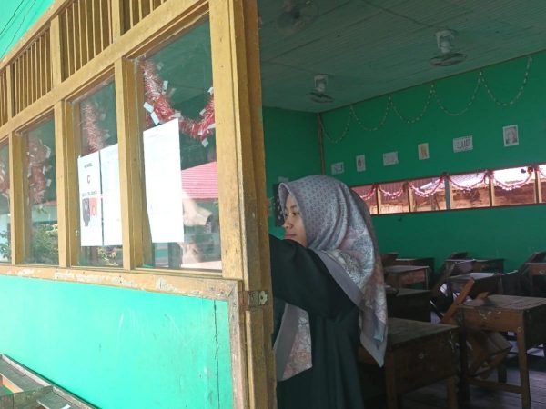Panitia MATSAMA MTsN 1 HSU Siap Sambut Siswa Baru dengan Ruang Kelas yang Rapi dan Nyaman