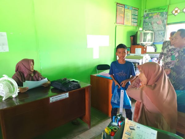 Panitia PPDBM MTsN 1 HSU Berikan Bonus Kepada Siswa Baru