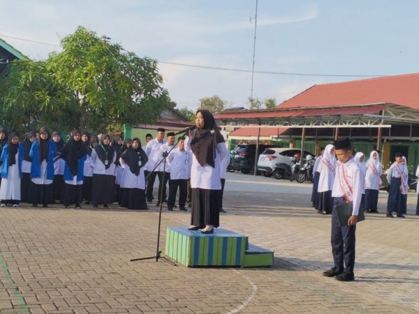 Pembina Upacara MTsN 1 Hulu Sungai Utara Ajak Siswa Biasakan Bermurah Senyum