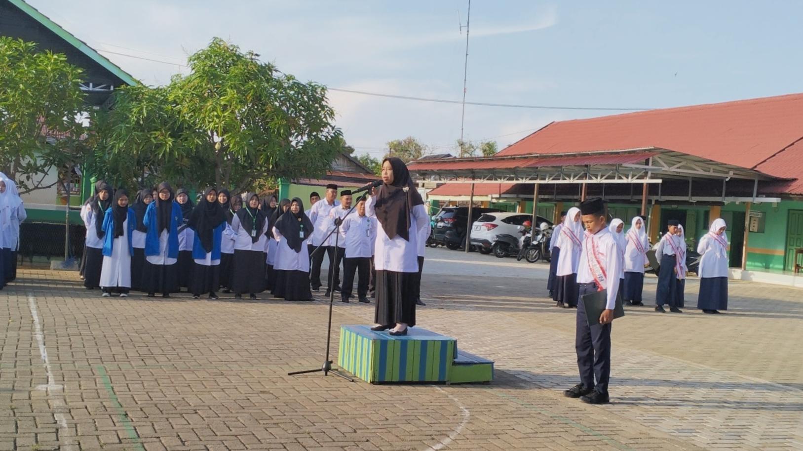 Pembina Upacara MTsN 1 Hulu Sungai Utara Ajak Siswa Biasakan Bermurah Senyum Pembina Upacara MTsN 1 Hulu Sungai Utara Ajak Siswa Biasakan Bermurah Senyum
