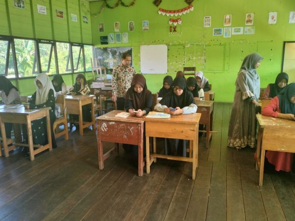 Puluhan Siswa MTsN 1 Hulu Sungai Utara Ikuti Olimpiade ISO 2025, Tiga Siswi Raih Perunggu