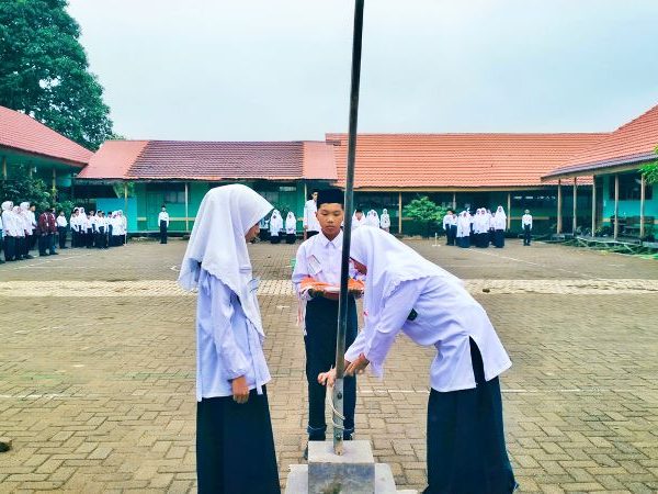 Siswa Baru MTsN 1 HSU Berperan Aktif dalam Praktik Upacara Bendera di Hari Kedua MATSAMA
