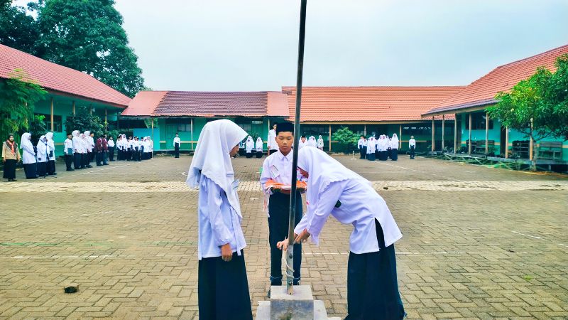 Siswa Baru MTsN 1 HSU Berperan Aktif dalam Praktik Upacara Bendera di Hari Kedua MATSAMA Siswa Baru MTsN 1 HSU Berperan Aktif dalam Praktik Upacara Bendera di Hari Kedua MATSAMA