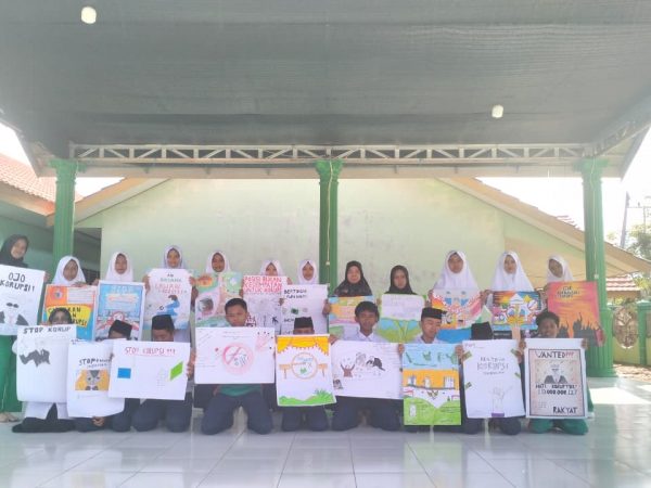 MTsN 1 HSU Gelar Lomba Poster Antikorupsi Meriahkan HUT RI ke-80