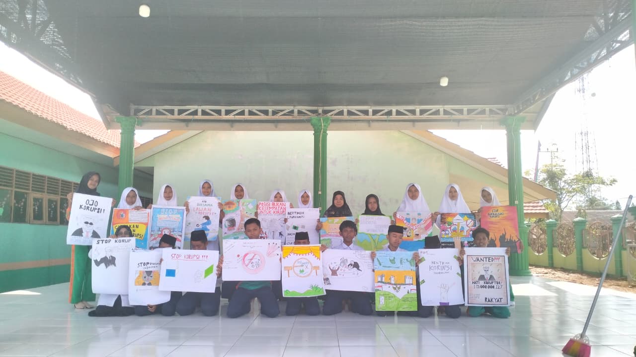MTsN 1 HSU Gelar Lomba Poster Antikorupsi Meriahkan HUT RI ke-80 MTsN 1 HSU Gelar Lomba Poster Antikorupsi Meriahkan HUT RI ke-80