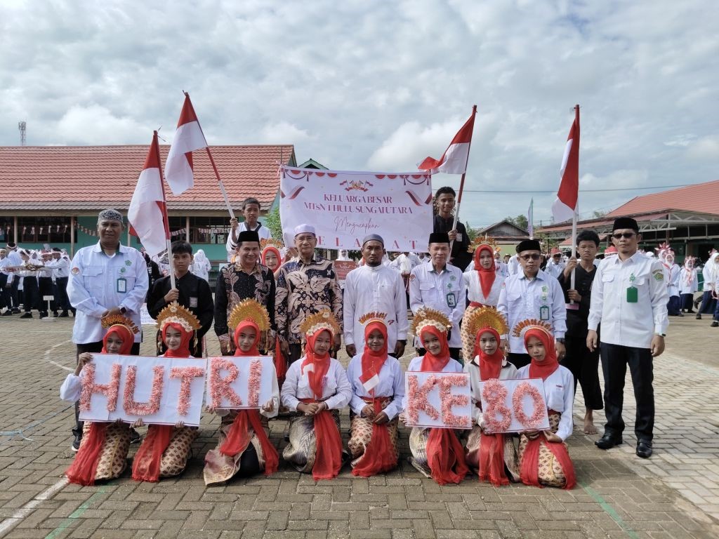 Pembukaan Class Meeting MTsN 1 HSU Meriahkan HUT RI ke-80 Tahun 2025 dengan Kolaborasi Seni dan Semangat Kebangsaan Pembukaan Class Meeting MTsN 1 HSU Meriahkan HUT RI ke-80 Tahun 2025 dengan Kolaborasi Seni dan Semangat Kebangsaan