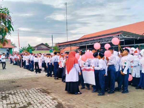 MTsN 1 HSU Gelar Pawai Defile Bertema Kemerdekaan, Semangat HUT RI ke-80 Membara di Hati Siswa MTsN 1 HSU Gelar Pawai Defile Bertema Kemerdekaan, Semangat HUT RI ke-80 Membara di Hati Siswa