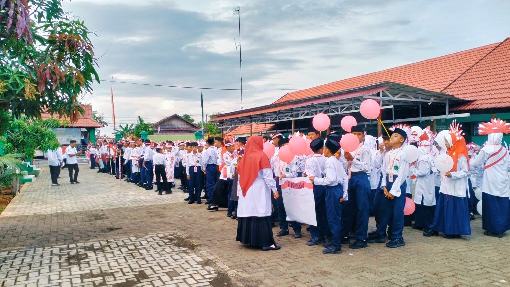 MTsN 1 HSU Gelar Pawai Defile Bertema Kemerdekaan, Semangat HUT RI ke-80 Membara di Hati Siswa MTsN 1 HSU Gelar Pawai Defile Bertema Kemerdekaan, Semangat HUT RI ke-80 Membara di Hati Siswa