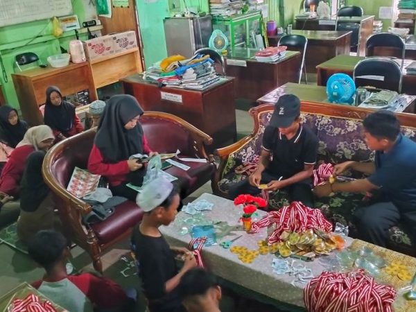 MTsN 1 HSU Rampungkan Persiapan Hadiah dan Medali untuk Penutupan Class Meeting HUT RI ke-80 MTsN 1 HSU Rampungkan Persiapan Hadiah dan Medali untuk Penutupan Class Meeting HUT RI ke-80