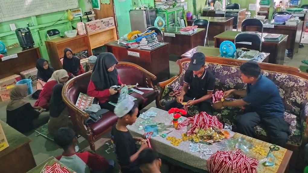 MTsN 1 HSU Rampungkan Persiapan Hadiah dan Medali untuk Penutupan Class Meeting HUT RI ke-80 MTsN 1 HSU Rampungkan Persiapan Hadiah dan Medali untuk Penutupan Class Meeting HUT RI ke-80