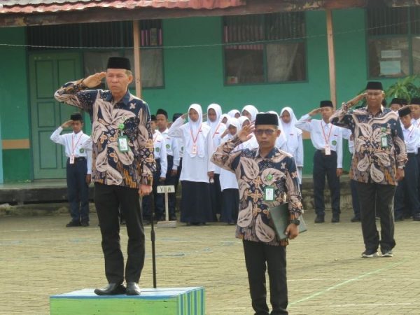 MTsN 1 HSU Sukses Gelar Upacara HUT RI Ke-80, PTK dan OSIM Jadi Petugas Upacara MTsN 1 HSU Sukses Gelar Upacara HUT RI Ke-80, PTK dan OSIM Jadi Petugas Upacara