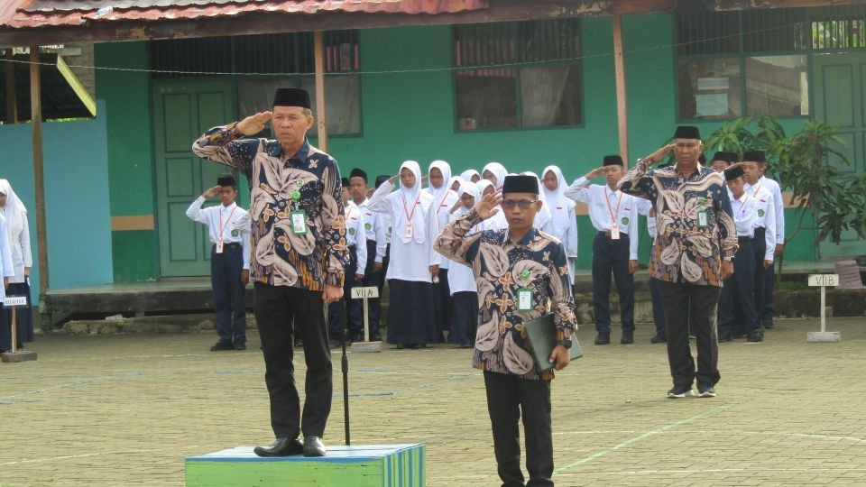 MTsN 1 HSU Sukses Gelar Upacara HUT RI Ke-80, PTK dan OSIM Jadi Petugas Upacara