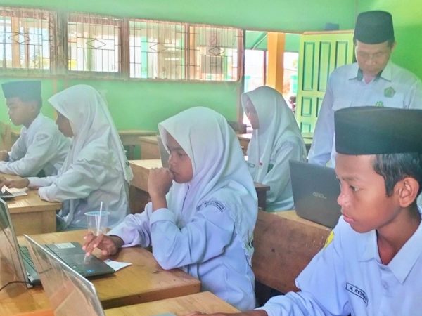 MTsN 1 HSU Gelar Simulasi ANBK Hari Pertama, Kepala Madrasah Tinjau Langsung MTsN 1 HSU Gelar Simulasi ANBK Hari Pertama, Kepala Madrasah Tinjau Langsung