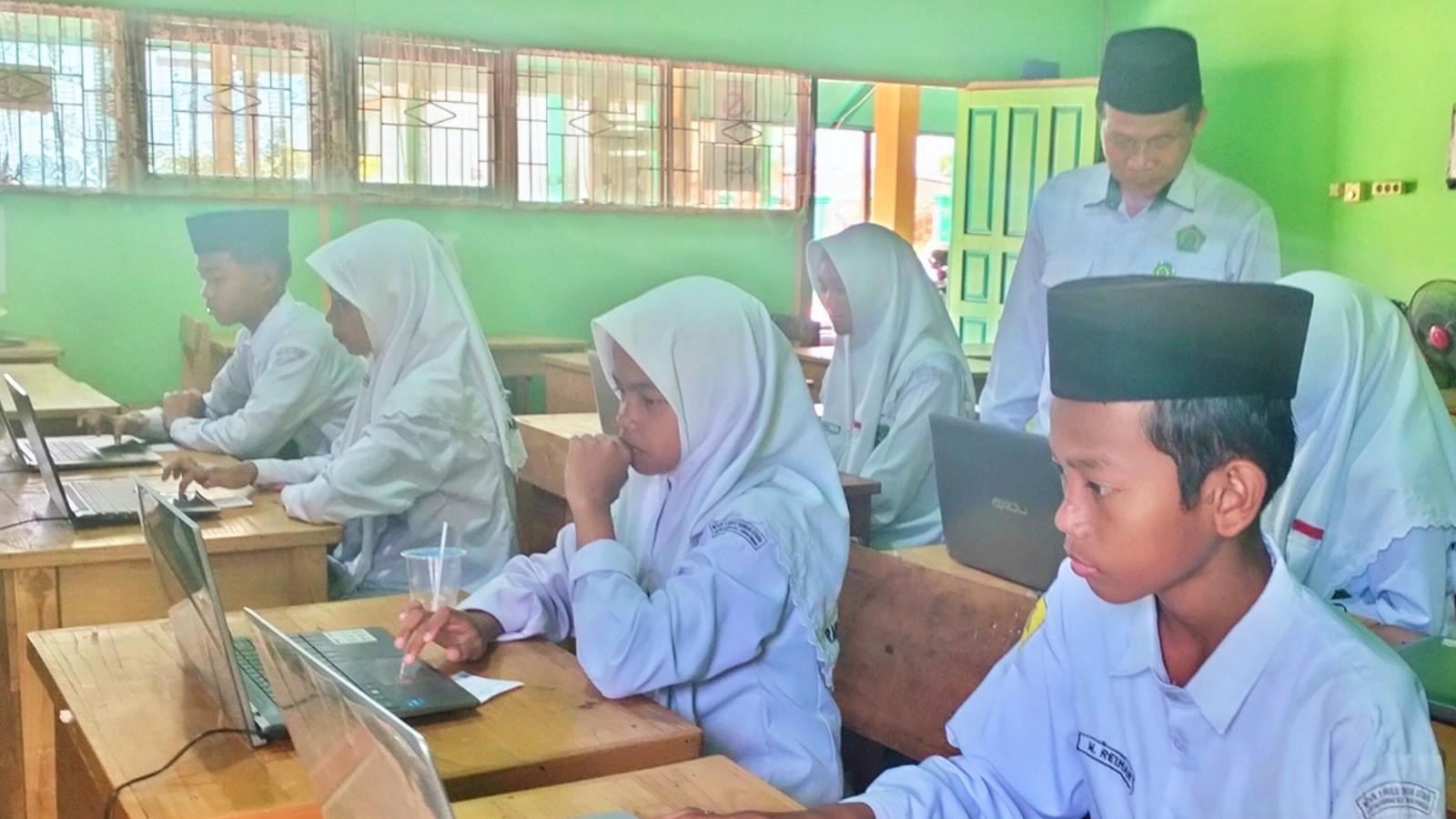 MTsN 1 HSU Gelar Simulasi ANBK Hari Pertama, Kepala Madrasah Tinjau Langsung