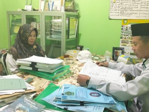 MTsN 1 HSU Gelar Supervisi Administrasi Perangkat Pembelajaran Guru Mata Pelajaran MTsN 1 HSU Gelar Supervisi Administrasi Perangkat Pembelajaran Guru Mata Pelajaran