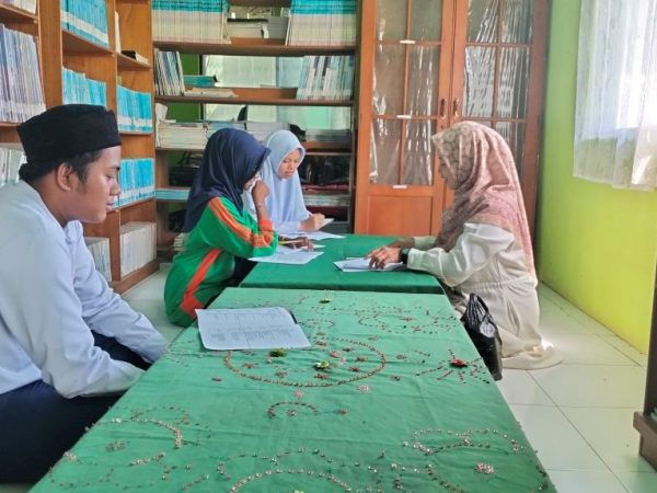 MTsN 1 Hulu Sungai Utara Beri Bimbingan Intensif untuk Tiga Siswa yang Lolos Olimpiade Madrasah Indonesia MTsN 1 Hulu Sungai Utara Beri Bimbingan Intensif untuk Tiga Siswa yang Lolos Olimpiade Madrasah Indonesia