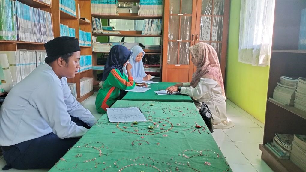 MTsN 1 Hulu Sungai Utara Beri Bimbingan Intensif untuk Tiga Siswa yang Lolos Olimpiade Madrasah Indonesia MTsN 1 Hulu Sungai Utara Beri Bimbingan Intensif untuk Tiga Siswa yang Lolos Olimpiade Madrasah Indonesia