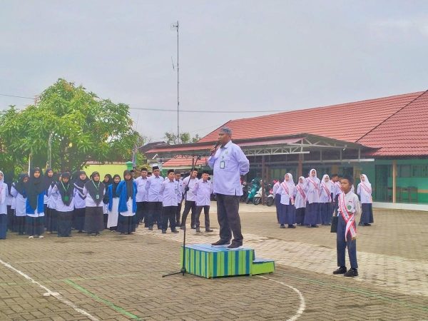 MTsN 1 Hulu Sungai Utara Gelar Upacara Bendera, Tekankan Integritas Siswa MTsN 1 Hulu Sungai Utara Gelar Upacara Bendera, Tekankan Integritas Siswa