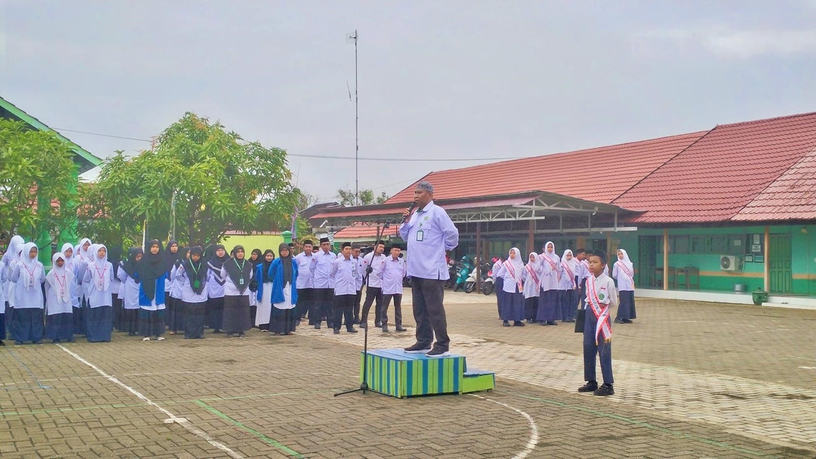 MTsN 1 Hulu Sungai Utara Gelar Upacara Bendera, Tekankan Integritas Siswa MTsN 1 Hulu Sungai Utara Gelar Upacara Bendera, Tekankan Integritas Siswa