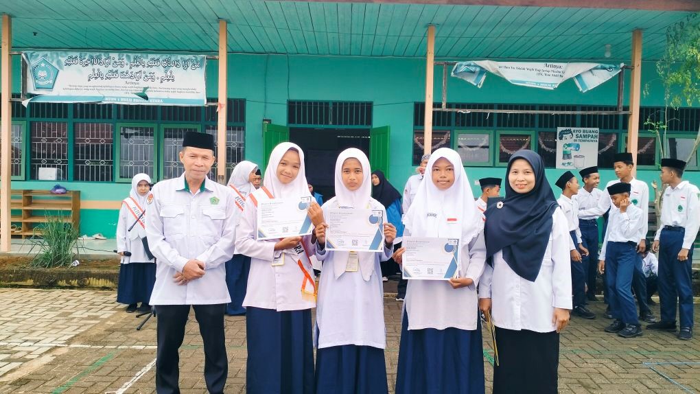 Siswi MTsN 1 HSU Raih Medali Perunggu Islamic Science Olympiad, Kamad Serahkan Piagam dengan Bangga