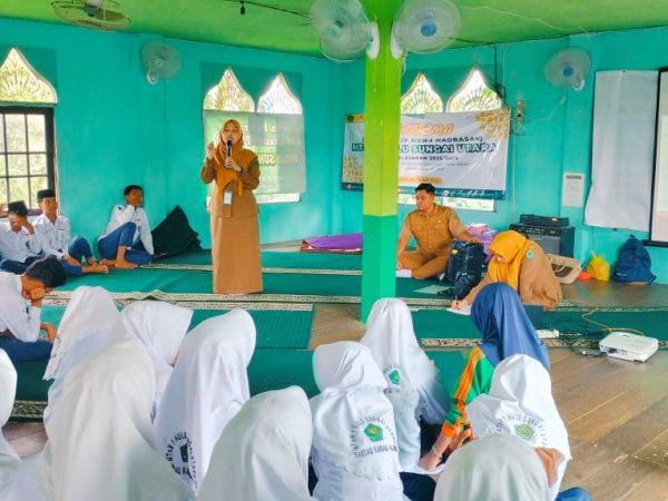 Siswa MTsN 1 HSU Ikuti Penyuluhan Kesehatan di Musholla Madrasah Siswa MTsN 1 HSU Ikuti Penyuluhan Kesehatan di Musholla Madrasah