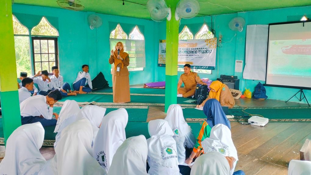 Siswa MTsN 1 HSU Ikuti Penyuluhan Kesehatan di Musholla Madrasah