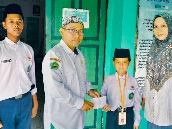 OSIM MTsN 1 Hulu Sungai Utara Salurkan Sumbangan untuk Siswa Yatim Piatu dari Infaq Jumat: Transparansi dan Kepedulian OSIM MTsN 1 Hulu Sungai Utara Salurkan Sumbangan untuk Siswa Yatim Piatu dari Infaq Jumat: Transparansi dan Kepedulian