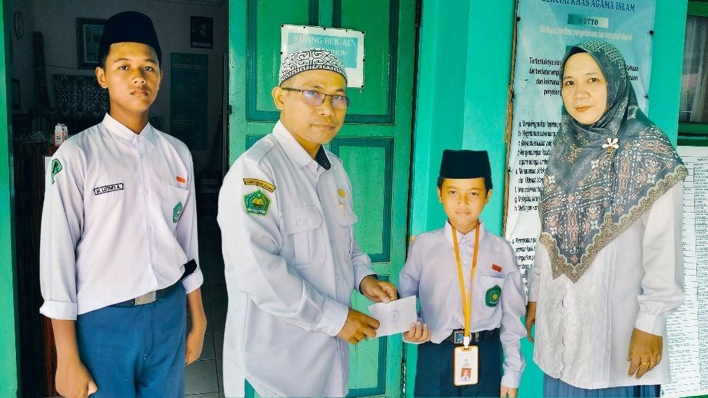 OSIM MTsN 1 Hulu Sungai Utara Salurkan Sumbangan untuk Siswa Yatim Piatu dari Infaq Jumat:  Transparansi dan Kepedulian