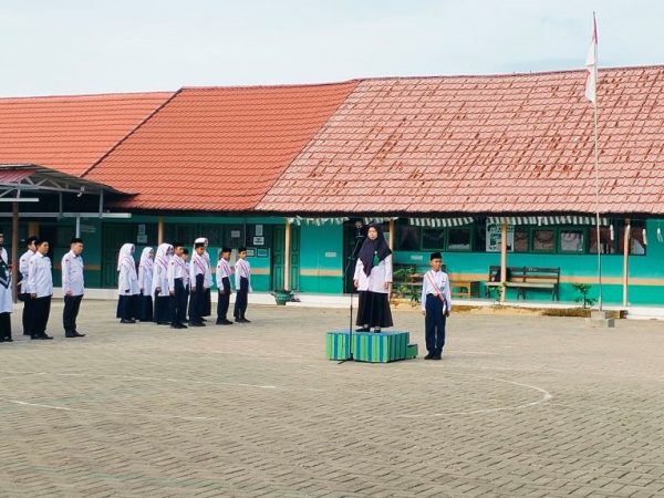 Pembina Upacara MTsN 1 HSU Ajak Siswa Ambil Pelajaran dari Peristiwa G30S/PKI