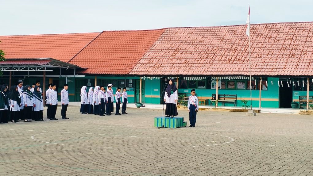 Pembina Upacara MTsN 1 HSU Ajak Siswa Ambil Pelajaran dari Peristiwa G30S/PKI Pembina Upacara MTsN 1 HSU Ajak Siswa Ambil Pelajaran dari Peristiwa G30S/PKI