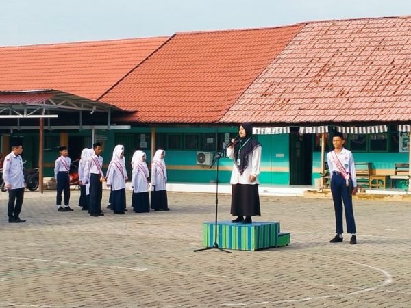 Pembina Upacara di MTsN 1 HSU Tekankan Etika Berbahasa Pembina Upacara di MTsN 1 HSU Tekankan Etika Berbahasa