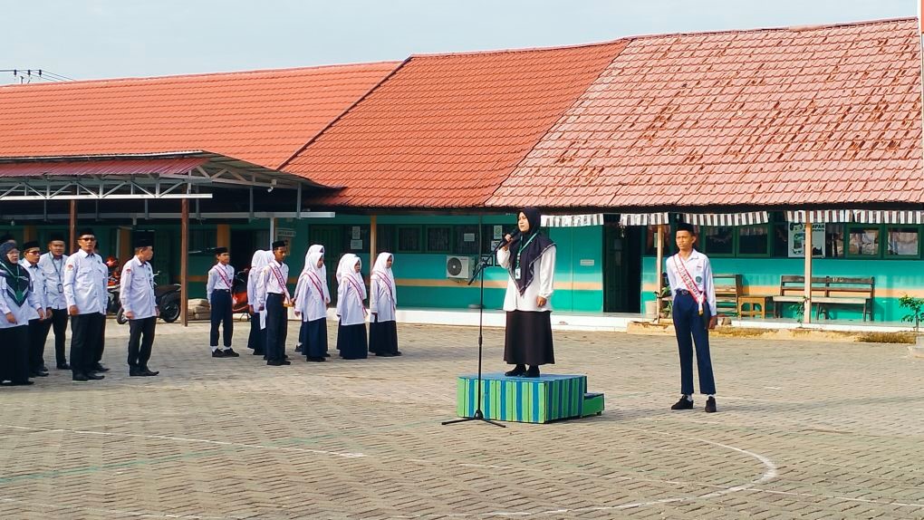 Pembina Upacara di MTsN 1 HSU Tekankan Etika Berbahasa Pembina Upacara di MTsN 1 HSU Tekankan Etika Berbahasa