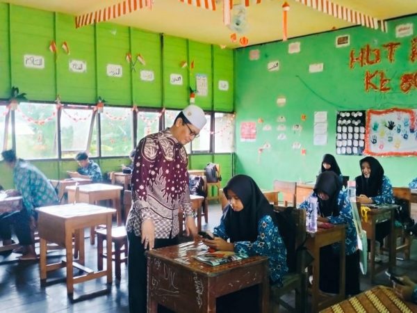 Guru Fiqih MTsN 1 HSU Ajarkan Aqiqah Lewat Canva, Siswa Jadi Agen Informasi di Medsos Guru Fiqih MTsN 1 HSU Ajarkan Aqiqah Lewat Canva, Siswa Jadi Agen Informasi di Medsos