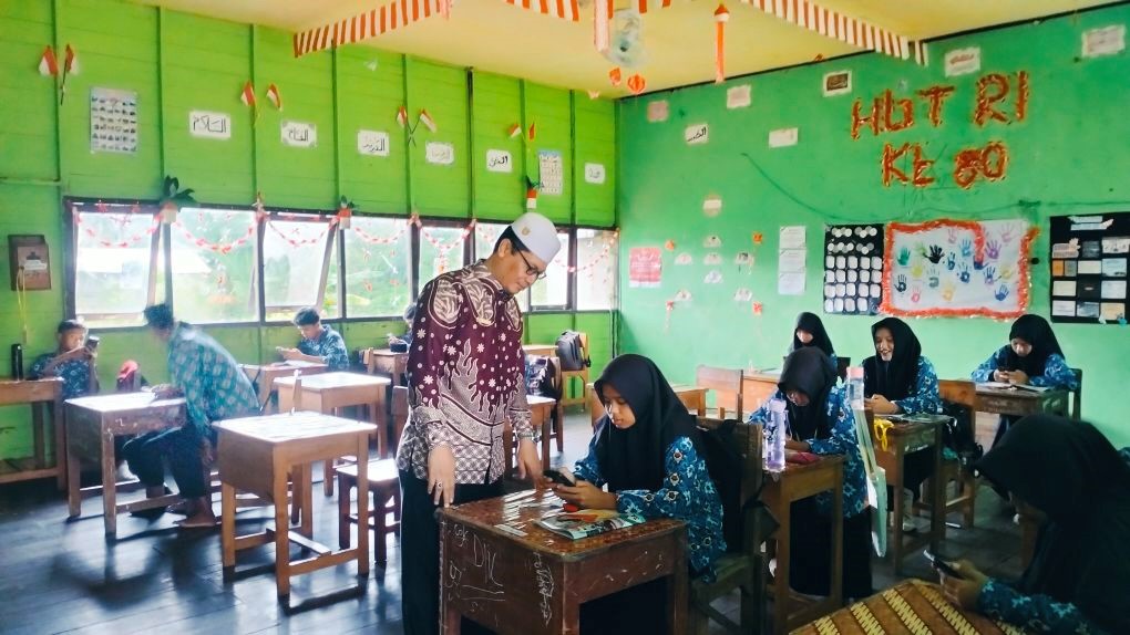 Guru Fiqih MTsN 1 HSU Ajarkan Aqiqah Lewat Canva, Siswa Jadi Agen Informasi di Medsos Guru Fiqih MTsN 1 HSU Ajarkan Aqiqah Lewat Canva, Siswa Jadi Agen Informasi di Medsos