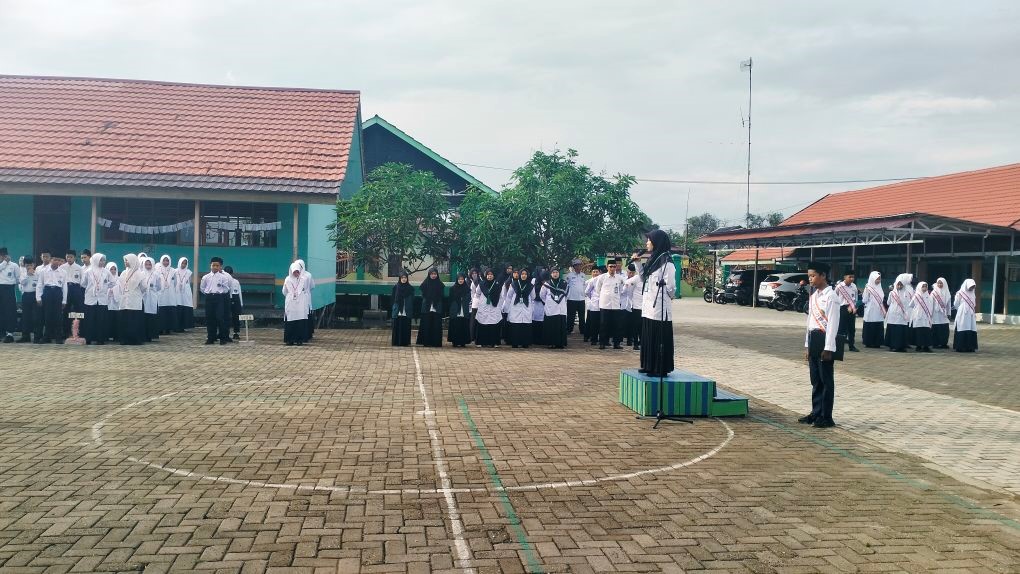 MTsN 1 HSU Gelar Upacara Bendera, Pembina Sampaikan Amanat Inspiratif tentang Tradisi Kepulauan Solomon