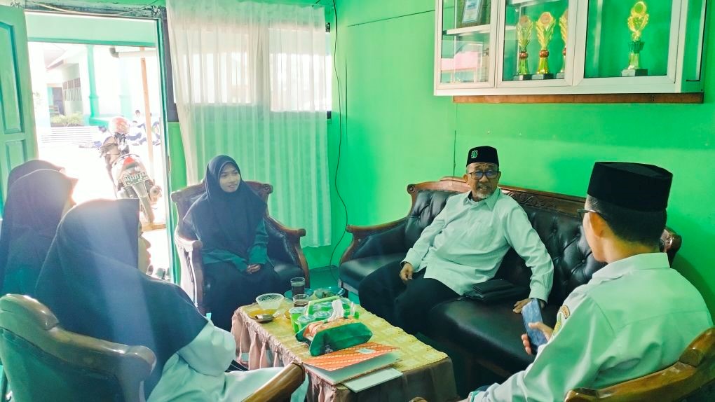 Mahasiswa PPL Siap Bertugas, MTsN 1 HSU Beri Sambutan Hangat dan Semangat Mahasiswa PPL Siap Bertugas, MTsN 1 HSU Beri Sambutan Hangat dan Semangat