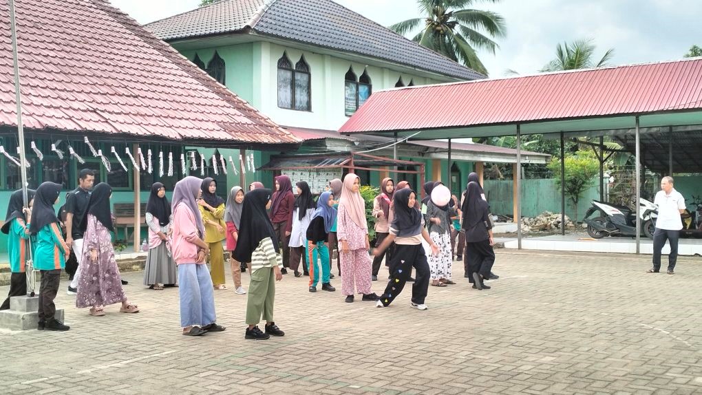 MTsN 1 HSU Aktifkan Latihan Rutin Voli, Jaring Bibit Unggul MTsN 1 HSU Aktifkan Latihan Rutin Voli, Jaring Bibit Unggul