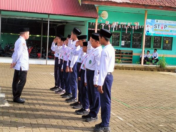 Kepala MTsN 1 HSU Beri Sanksi Siswa Tidak Serius Upacara dengan Menyanyi di Depan Tiang Bendera Kepala MTsN 1 HSU Beri Sanksi Siswa Tidak Serius Upacara dengan Menyanyi di Depan Tiang Bendera