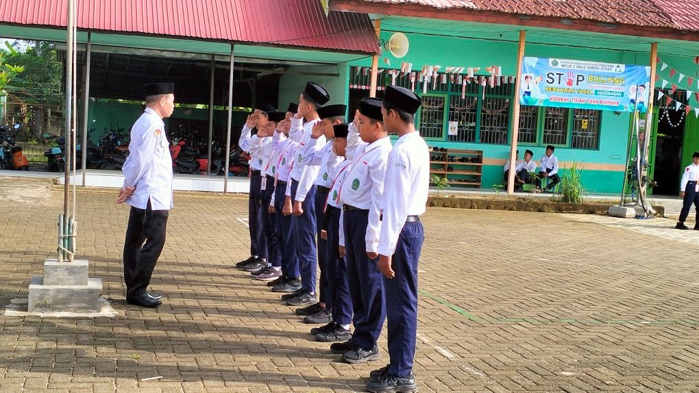Kepala MTsN 1 HSU Beri Sanksi Siswa Tidak Serius Upacara dengan Menyanyi di Depan Tiang Bendera Kepala MTsN 1 HSU Beri Sanksi Siswa Tidak Serius Upacara dengan Menyanyi di Depan Tiang Bendera
