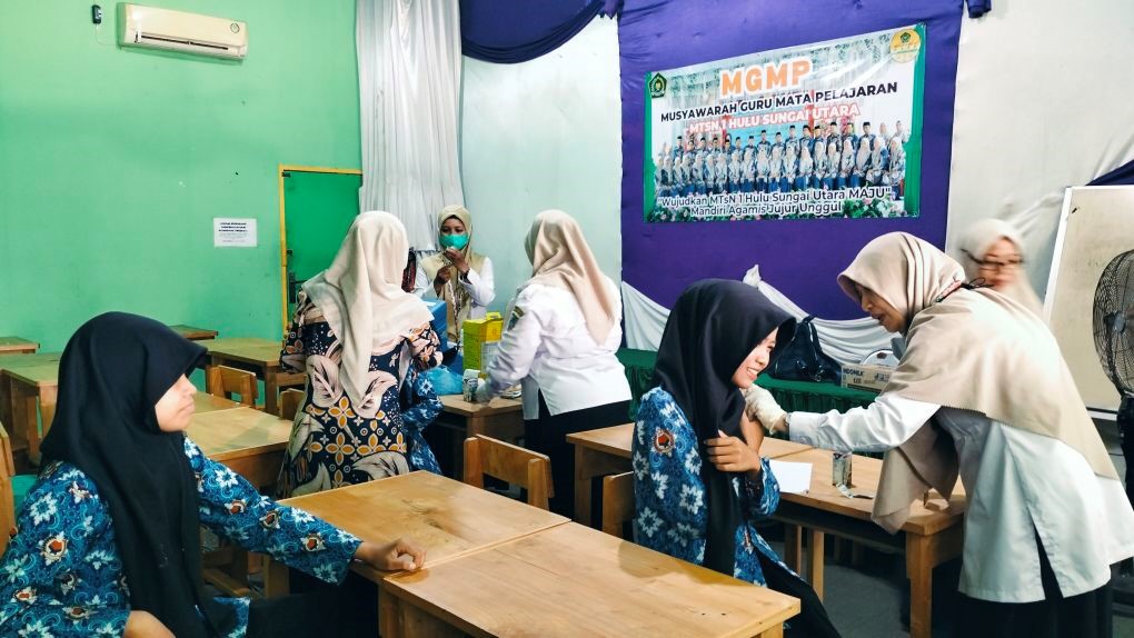 MTsN 1 HSU Mendapatkan BIAS Vaksinasi Kanker Serviks untuk Siswi Kelas IX MTsN 1 HSU Mendapatkan BIAS Vaksinasi Kanker Serviks untuk Siswi Kelas IX