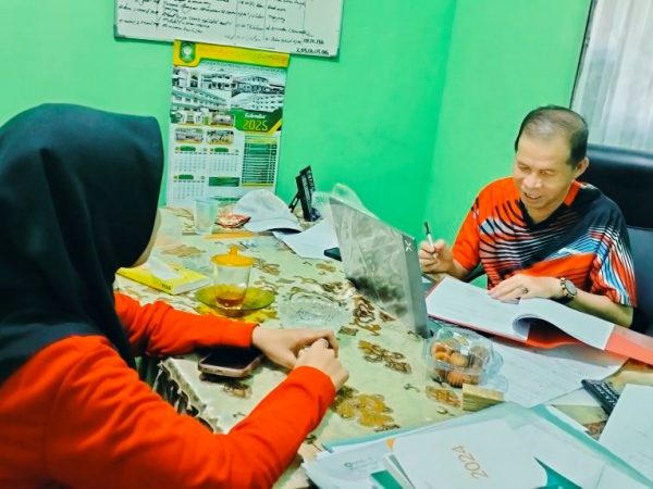 MTsN 1 HSU Finalisasi Desain Kartu Anggota Perpustakaan Berbasis Barcode untuk Dongkrak Minat Baca