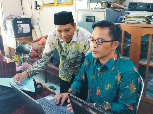 Operator Madrasah MTsN 1 HSU Sigap Bantu Guru Isi Sulingjar