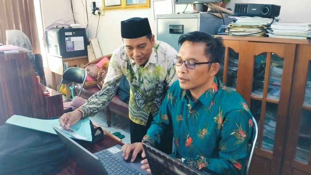 Operator Madrasah MTsN 1 HSU Sigap Bantu Guru Isi Sulingjar Operator Madrasah MTsN 1 HSU Sigap Bantu Guru Isi Sulingjar