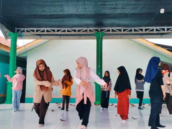 Siswi MTsN 1 HSU Giat Berlatih Tari Jelang Evaluasi Bulanan
