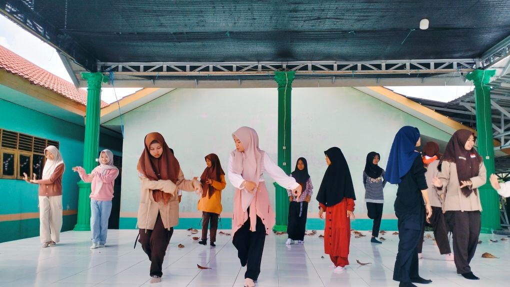 Siswi MTsN 1 HSU Giat Berlatih Tari Jelang Evaluasi Bulanan