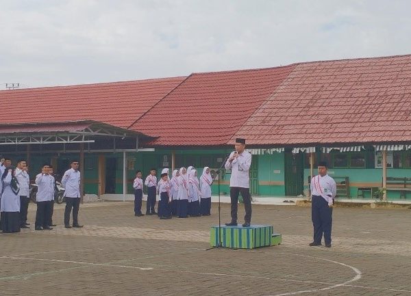 Kepala MTsN 1 HSU Serukan Siswa Berikrar Anti-Bullying dalam Upacara Bendera Kepala MTsN 1 HSU Serukan Siswa Berikrar Anti-Bullying dalam Upacara Bendera