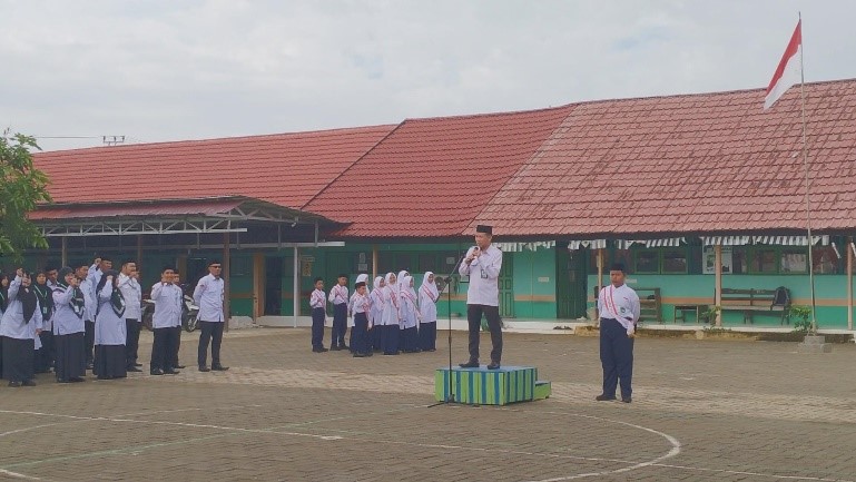 Kepala MTsN 1 HSU Serukan Siswa Berikrar Anti-Bullying dalam Upacara Bendera Kepala MTsN 1 HSU Serukan Siswa Berikrar Anti-Bullying dalam Upacara Bendera