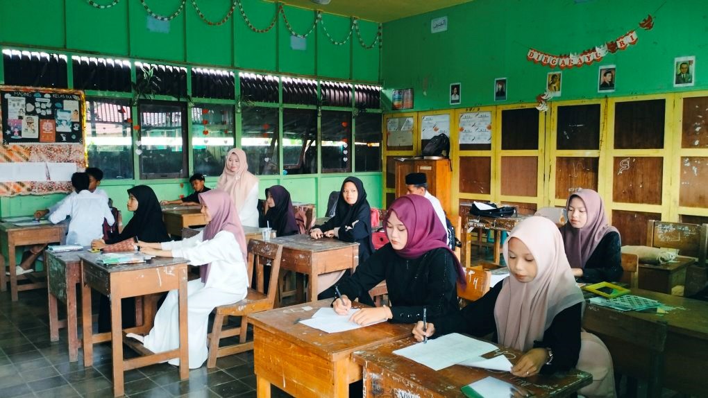 MTsN 1 HSU Peringati Hari Santri Nasional dengan Busana Muslim Seragam