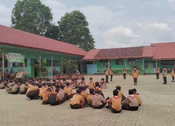 Semangat Membara di Lomba Yel-yel Pramuka, Siswa Kelas VII MTsN 1 HSU Tunjukkan Kreativitas