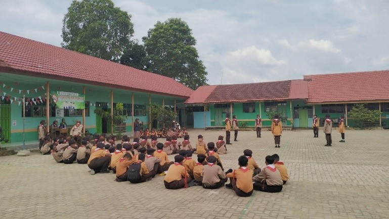 Semangat Membara di Lomba Yel-yel Pramuka, Siswa Kelas VII MTsN 1 HSU Tunjukkan Kreativitas